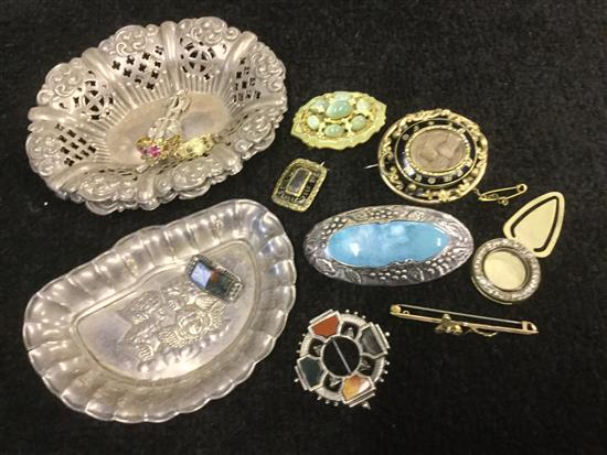 2 rings, brooches etc